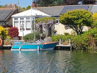 Charming waterside 2-bed bungalow