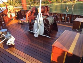 Bow deck with manual winch & anchor