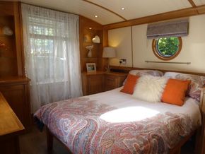 Collingwood Wide Beam 60  - Master Suite
