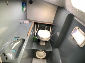 Custom Power Cat 28 ft Twin outboards - Heads