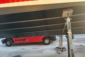 Fairline Phantom 42  - Hull Close Up