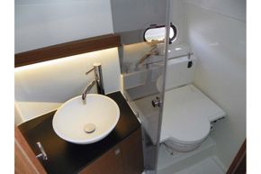 Jeanneau Cap Camarat 9.0 WA (sports boat / cruiser) - toilet and shower compartment