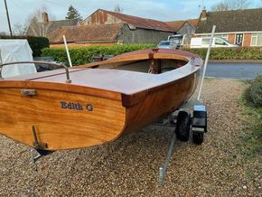 Guide bars on launching trolley