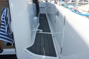 Jeanneau Merry Fisher 895 Offshore (2020 model) - Side Deck