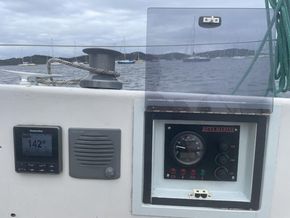 Autopilot and engine controls, stbd side of cockpit