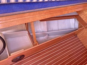 underseat storage port side