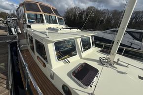 Linssen 360 AC 1994 yacht docked, featuring spacious deck and cabin windows.