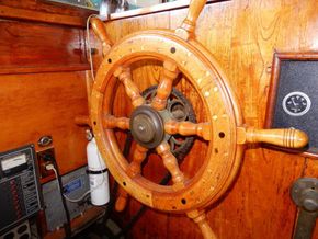Lake Union Dreamboat 42  - Helm