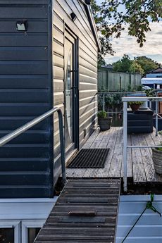 Idyllic Spacious Houseboat &ndash; Swan Island &ndash; Full Residential Mooring