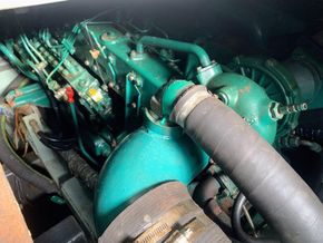 Fairline 40 Flybridge  - Engine Detail