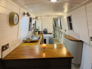 Comfy modern liveaboard in London.