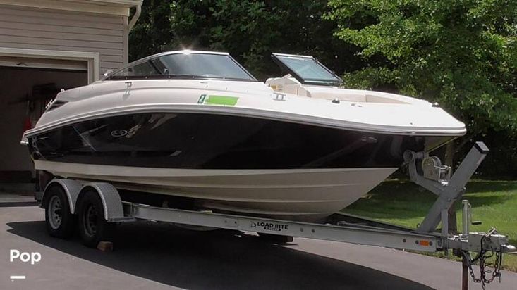 2013 Sea Ray 220 sundeck