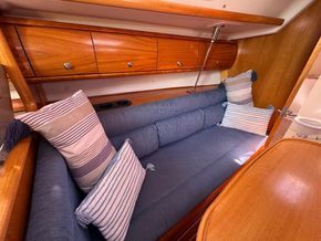 Bavaria 36 Cruiser 3 Cabin version - Saloon