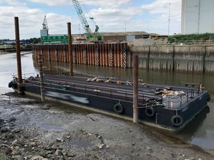 Barge - Flattop Barge For Charter