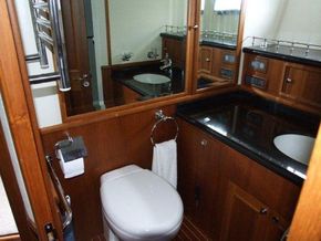 Midships master en-suite