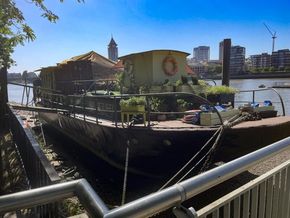 Unique Houseboat Exclusive Thames Mooring  - Bow