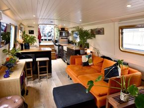 Viking Wide Beam 60 x 10 Highly desirable mooring - Saloon