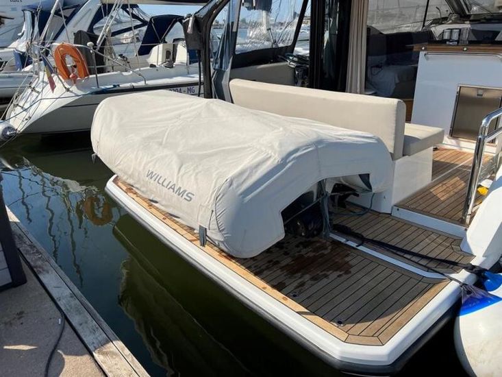 2018 Sealine C330