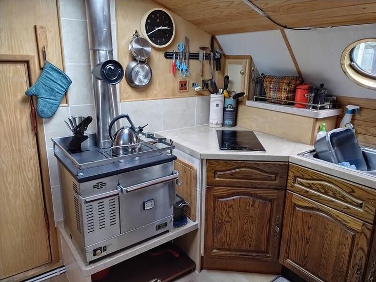 Widebeam Liveaboard - Leeds Liverpool Short Boat style 83% scale
