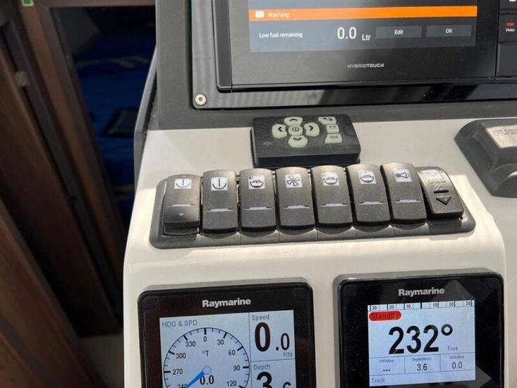 2018 Sealine C330