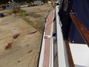 Cobra 33 AFT CABIN! - Side Deck