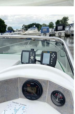 Dashboard view of a 2003 Cap-Ferret 500 S Cabin boat at a marina.