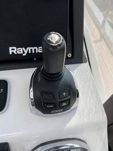 2018 Sealine C330