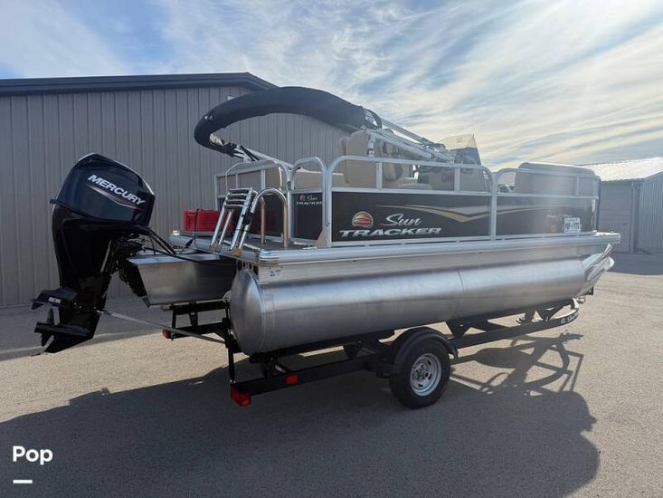 2025 Sun Tracker 16 party barge dlx