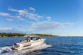 Jeanneau Merry Fisher 795 Legend - on the water