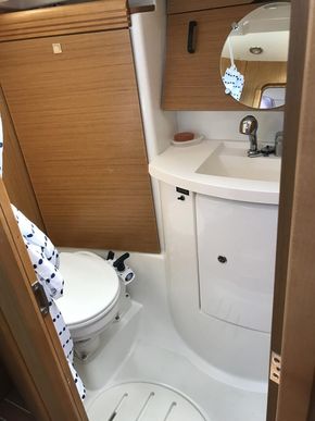 2010 Jeanneau Sun Odyssey 42i 16
