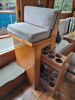 Helm seat with bottle stowage