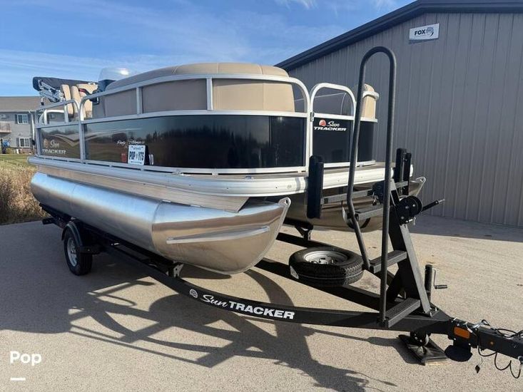 2025 Sun Tracker 16 party barge dlx