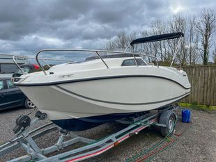 Quicksilver 555 activ cabin