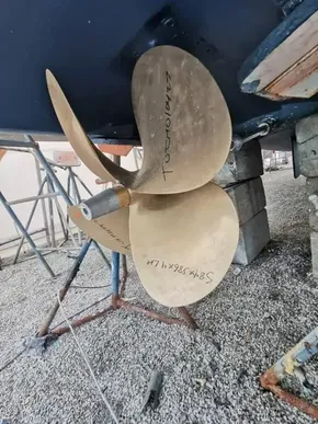 Close-up of a 2015 Leopard 51 Powercat propeller during maintenance.