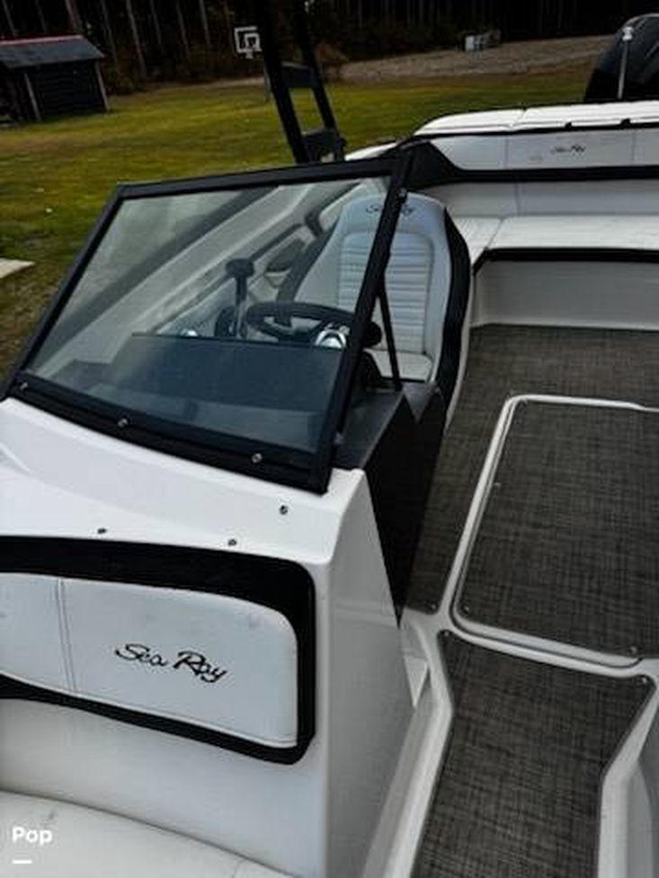 2018 Sea Ray 210 spx