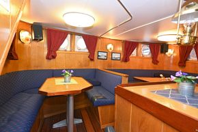 Salon main deck