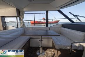 Jeanneau Merry Fisher 1295 Flybridge - saloon seating and table