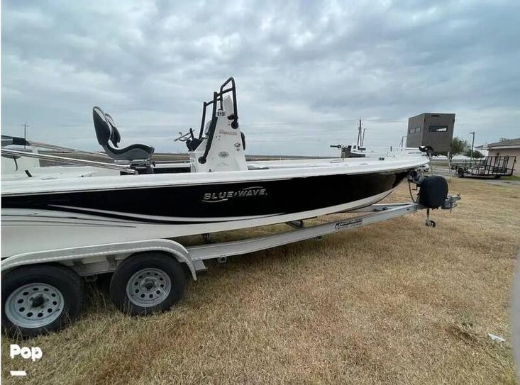 2014 Blue Wave 2400 pure bay