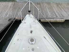 Dufour T7  - Foredeck