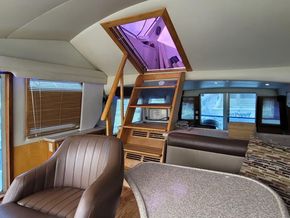 Navigator 5300 Classic Pilothouse Motoryacht  - Companionway