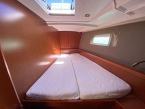 Beneteau Oceanis 45  - Forward Cabin
