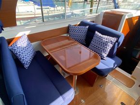 Beneteau Antares 760  - Saloon Table
