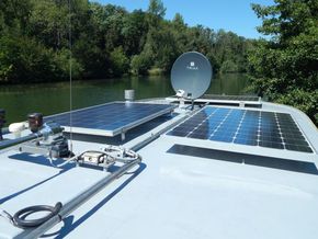 Dutch Barge 18m Converted Bunker Boat - Solar panels