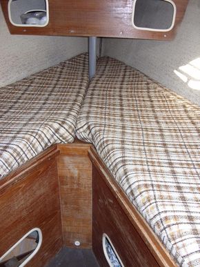 Forecabin 2 single or 1 double berth