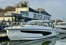 2025 Sealine S335