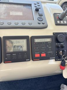 Sealine F33   