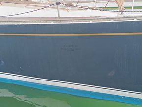 Bruce Roberts Mauritius 48  - Hull Close Up