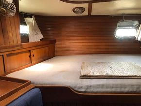 Aft cabin (queen bed)