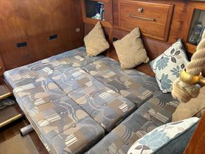 Double bunk in saloon 