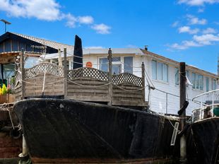 Superb Family Houseboat on Secure Residential Mooring